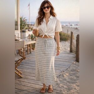 *Vintage 70’s/80’s -A Trifle Bit brand- Silver, ribbed texture- Stretch Skirt